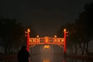 草原巡护队骑马穿过草场的身影画面