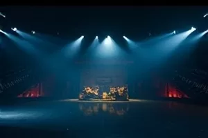 夜色中货船甲板上的灯光与集装箱画面