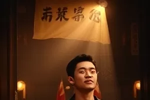 盛夏操场上四个少年背影与蝉鸣草地画面