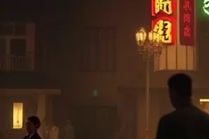 公交车窗上流动的街景与站牌画面