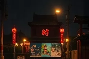青砖老巷里晾衣竹竿与自行车的老城画面