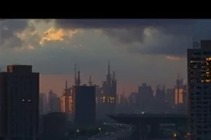 办公桌前程序员盯着多行代码的夜景画面