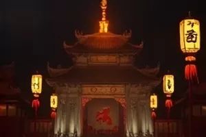 末班地铁车厢里空座位与扶手画面