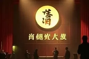 雪山脊线上两名巡护员背着装备前行画面